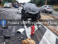 Ďalšia nehoda v Bratislave: FOTO Autá sa zrazili s nákladiakom! Ostali len kusy plechu