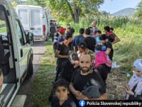 Polícia pri obci Jesenské zadržala 36 migrantov: Vodič sa dal na útek, vyskočil z idúceho auta