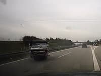 Polícia zverejnila VIDEO naháňačky na diaľnici D1: Zbesilá jazda skončila s autom na streche