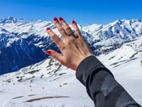 Priateľ ju požiadal o ruku tým istým prsteňom ako svoju ex: Tá ale zúrila!