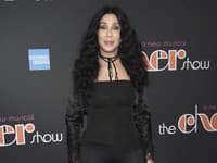 Nestarnúca Cher (76) všetkým vyrazila dych: Po móle sa premávala v latexe!