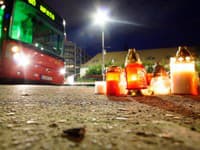 Tragická noc v Bratislave: Na mieste, kde arogantný vodič zabil 5 študentov, ľudia zapaľujú sviečky