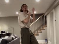 Mladík sa nakrútil pri tom, ako doma tancuje: VIDEO vydesilo ľudí, všimnete si ten strašidelný detail?
