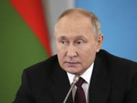 Vladimir Putin dostal na narodeniny bizarné darčeky: Pyramída z melónov či darčekový certifikát na TRAKTOR