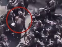 VIDEO Hrôza počas protestov v Iráne: Policajti sexuálne napadli demonštrantku priamo na ulici