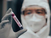Vedci zdvíhajú varovný prst: Nový variant koronavírusu ako veľký strašiak, je nákazlivejší a imúnny voči liekom!