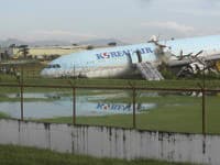 Kúsok od tragédie: Lietadlo v zlom počasí vybehlo pri pristávaní z dráhy