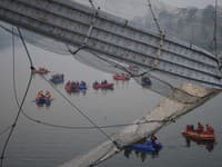 Počet obetí tragického pádu mosta v Gudžaráte sa zvýšil na najmenej 121 mŕtvych