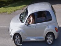 Žena na Google Street View narazila na záhadu: Pozrite sa, čo je na zadnom sedadle auta