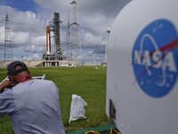 NASA previezla superťažkú raketu SLS z montážneho strediska na štartovaciu rampu