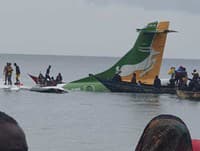 FOTO Dopravné lietadlo sa zrútilo do Viktóriinho jazera: Podarilo sa zachrániť 26 ľudí, záchranné operácie pokračujú