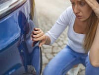 Dievčina narazila s autom svojho priateľa: Lacný trik, ktorým zakryla poškodenie