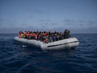Pri Lesbose stroskotala loď s migrantmi, jedno dieťa našli mŕtve