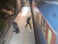 VIDEO Šokujúce správanie! Agresívny muž rozbil okná na odchádzajúcom vlaku: V kočíku mal ročnú dcéru!