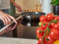 Vedci varujú pred obrovským rizikom v kuchyni: Pozor na čo i len malé poškodenie teflónovej panvice!