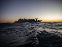 Rybársku loď s údajne 500 migrantmi odtiahli z mora do prístavu na Kréte