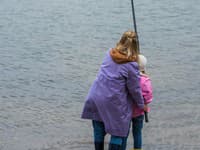 Matka s dcérou bola na rybačke, keď sa zrazu z vody vynoril... Preboha, vidíte tie obrie pazúry?!