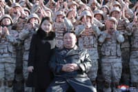 FOTO Veľká propagandistická šou: Kim začal ukazovať svoju dcéru na verejnosti! Doteraz ju pred svetom skrýval