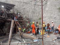 Explózia v indonézskej uhoľnej bani: Pod zrútenými chodbami našli 10 obetí