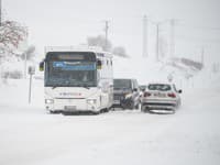 Počasie sa stále neumúdrilo: Na cestách si dávajte pozor, dopravu komplikuje sneh i hmla, vytvárajú sa aj kolóny