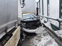 Vážna dopravná nehoda v Prešove: Auto zostalo stlačené medzi dvoma kamiónmi!