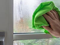 Jednoduchý trik, ako sa zbaviť zrážania vody na oknách! Potrebujete dve úplne obyčajné veci