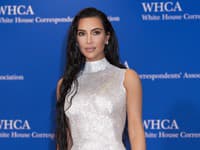 Kim Kardashian chcela byť SEXI: Fanúšikovia ju zvozili pod čiernu zem… Ako PUBERTIAČKA z roku 2010!