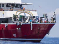 Taliansko zavádza nové pravidlá pre lode zachraňujúce migrantov: Hrozí pokutami