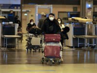 KORONAVÍRUS Čína pohrozila protiopatreniami za povinné testovanie cestujúcich