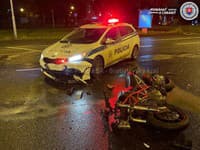 Kuriózna nehoda v Bratislave: Vodič motorky si riadne zavaril! Po zrážke s policajným autom ušiel, pátrajú po ňom