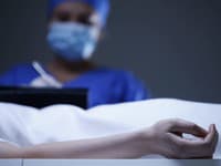 Hrozivé odhalenie vedcov, ktorí pitvali ľudí s COVID-19: Toto našli v tele zosnulého pacienta 230 dní po nakazení
