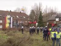 Demonštrácie pokračujú: Klimatickí aktivisti obsadili bager na uhlie neďaleko Lützerathu