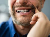 Zubár odhalil tri ZVYKY, ktorými si poškodzujete svoj chrup: Toto so zubmi nikdy nerobte