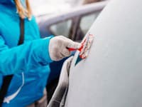 Experti varujú pred chybami, ktoré robíme pri rozmrazovaní čelného skla na aute: Dopúšťate sa ich?