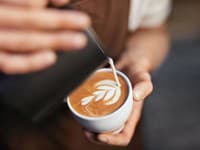 Pijete radi kávu s mliekom? Nečakaný účinok kombinácie, ktorú miluje aj mnoho Slovákov