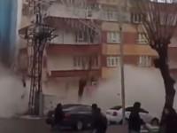 Zemetrasenie v Turecku: Desivé VIDEO! Vysoká budova sa zrútila priamo pred očami zúfalých ľudí