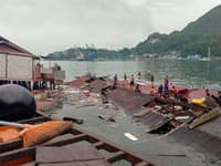 Ďalšie zemetrasenie: V Indonézii sa zrútila kaviareň do mora, o život prišli štyria ľudia