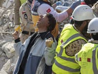 Neuveriteľné, aj týždeň po zemetrasení na juhu Turecka vyslobodili záchranári z trosiek ďalších živých!