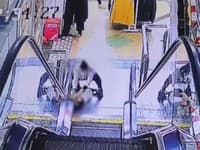 Sekundy od tragédie: VIDEO Nočná mora všetkých rodičov, chlapca zachytil v nákupnom centre eskalátor!