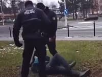 VIDEO Zásah polície vyvoláva otázky: Kopance a služobná obuv na tvári muža neušli okoloidúcim