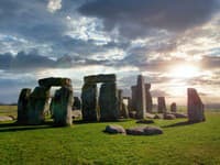 Strašidelný incident v Stonehenge: Toto sa vraj vznášalo nad záhadným náleziskom