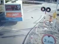 VIDEO Tragédia bola na spadnutie: Bezohľadná jazda vodiča autobusu, závoru odpálil ako zápalku