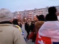 VIDEO Pochod za mier? Mladíkovi pre ukrajinskú vlajku vulgárne nadávali, učiteľ angličtiny ho mal napadnúť