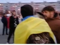 Agresívneho angličtinára už rieši aj komora učiteľov: Na pochode mal útočiť na študenta pre ukrajinskú vlajku
