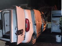 V Pezinku horelo zaparkované auto, polícia začala vyšetrovanie