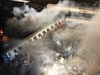 MIMORIADNY ONLINE Vlaková tragédia v Grécku: Hlásia desiatky mŕtvych, desivé zábery z miesta nešťastia