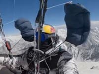 Unikátne VIDEO! Paraglajdisti zaznamenali doposiaľ nevídané zábery z druhej najvyššej hory sveta