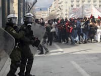 FOTO Počas protestov došlo k potýčkam demonštrantov s políciou: Kritika zlyhania vlády pri riadení železničnej siete