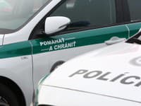 Polícia vyšetruje nehodu v Bratislave: Zranili sa pri nej dve osoby