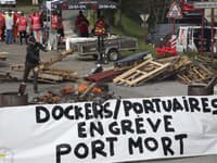 Štrajky vo Francúzsku proti dôchodkovej reforme pokračujú: Opäť narušili dopravu
